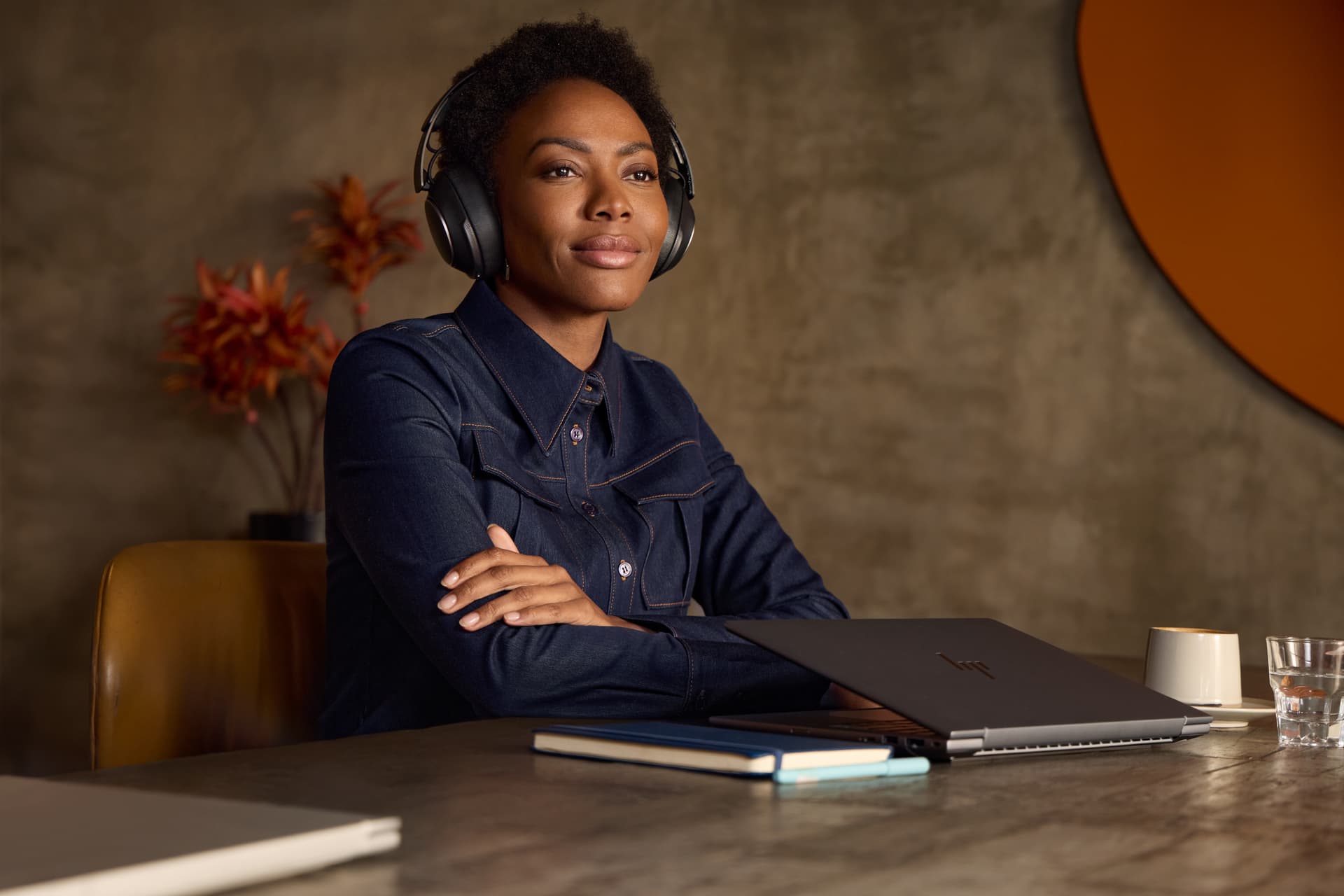 HP Poly Headset Poly Voyager Surround 80 UC com USB-C certificado para Microsoft Teams + Adaptador USB-C/A — miniatura 2