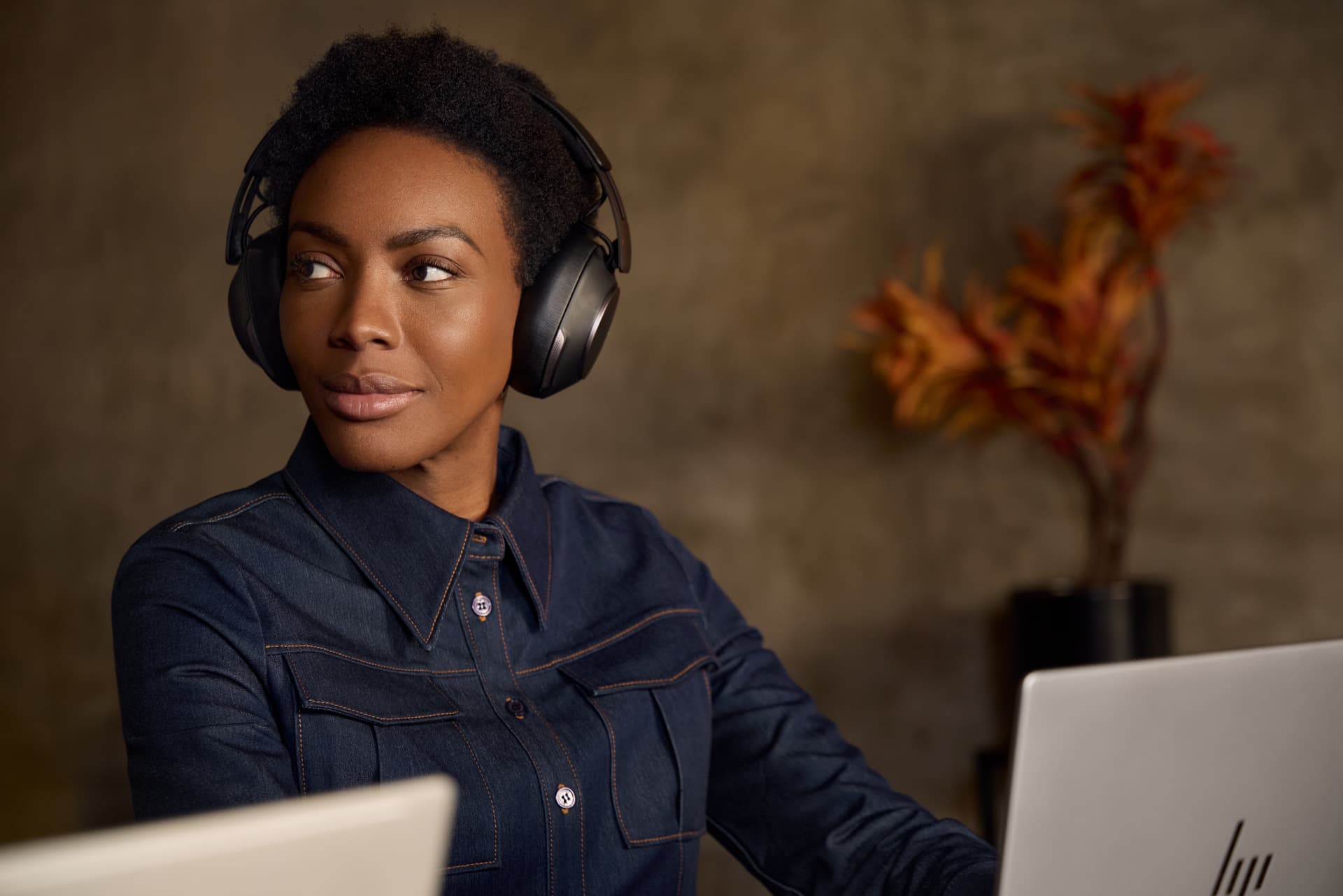 HP Poly Headset Poly Voyager Surround 80 UC com USB-C certificado para Microsoft Teams + Adaptador USB-C/A — miniatura 4