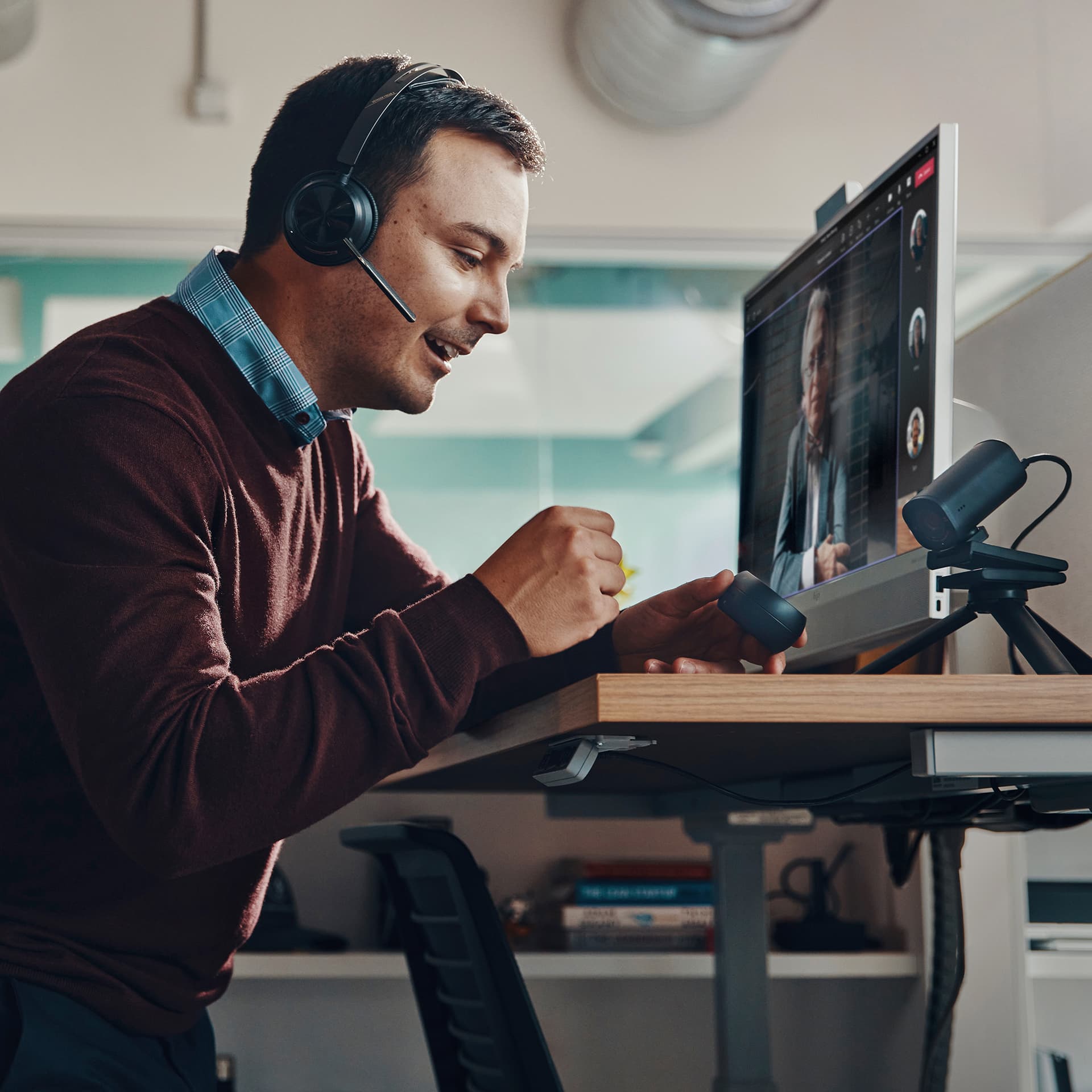 HP Poly Voyager Focus 2 USB-C-C Headset +USB-C/A Adapter +Charging Stand — miniatura 3