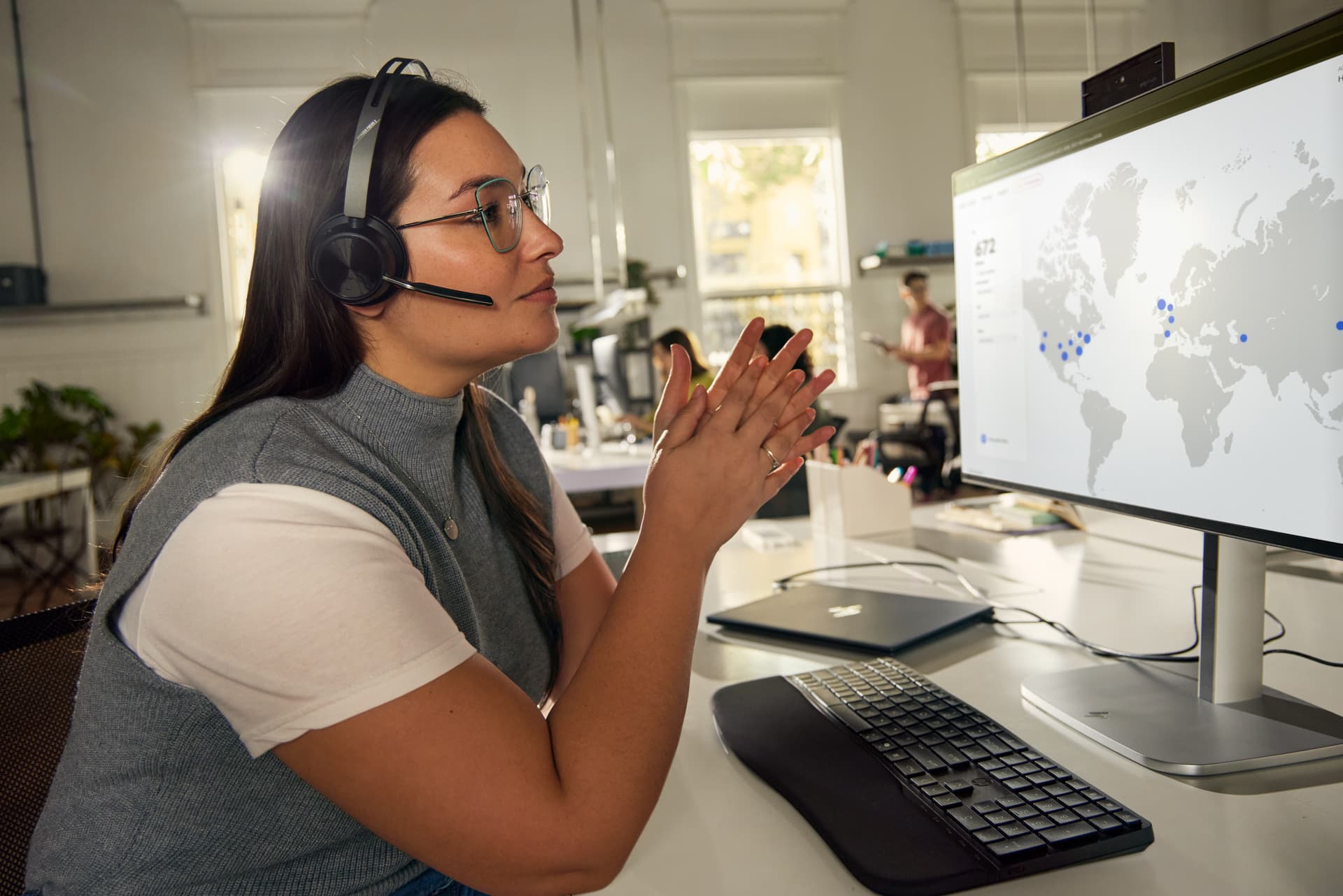 HP Poly Voyager Focus 2 Microsoft Teams Certified USB-C-C Headset +USB-C/A Adapter +Charging Stand — miniatura 5
