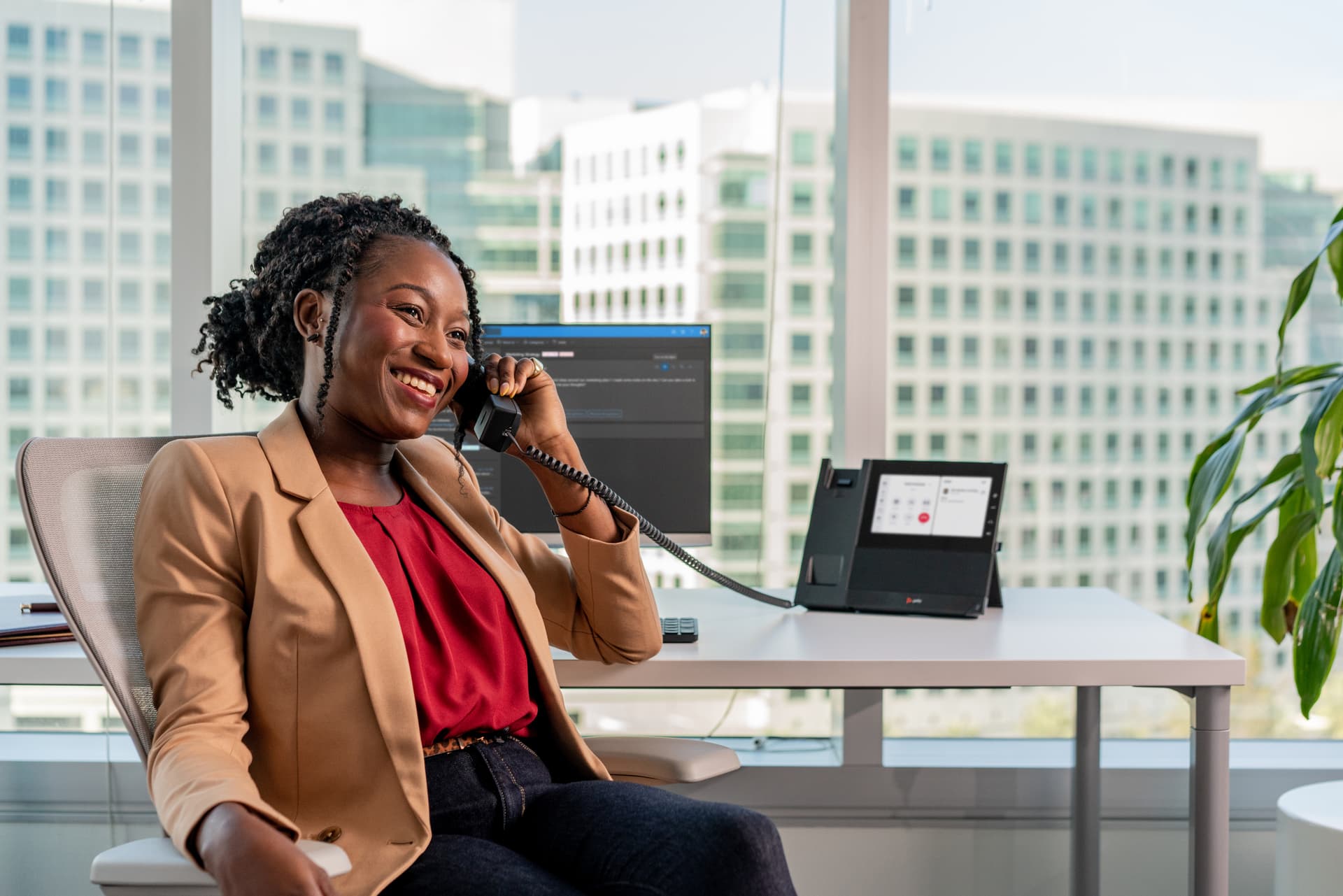 HP Poly Telefone Multimédia Empresarial Poly CCX 600 para Microsoft Teams com PoE — miniatura 3
